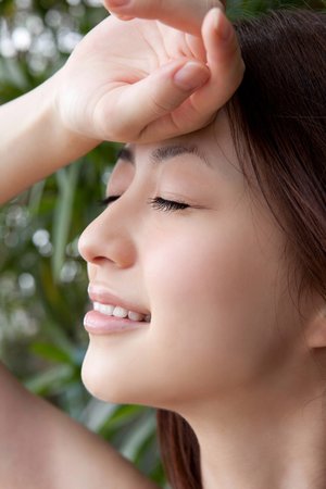 天生媚体四个军人的小说